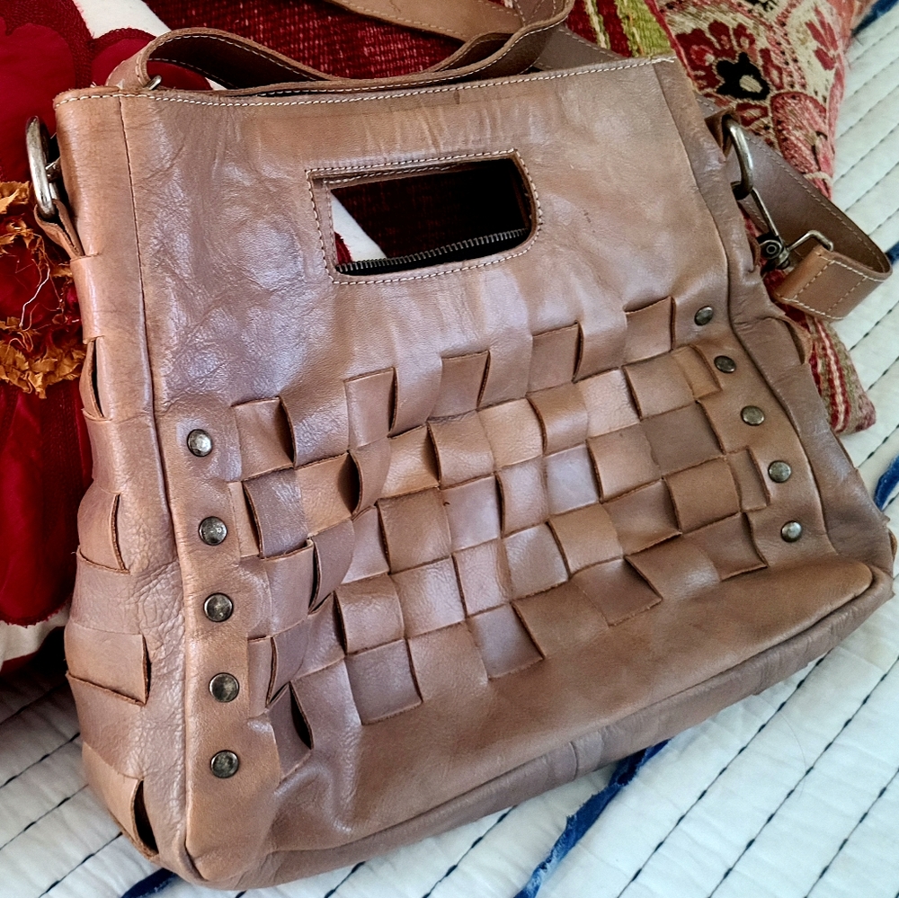 BED STU GORGEOUS LEATHER BAG BEAUTIFULLY DESIGNED AND CRAFTED.